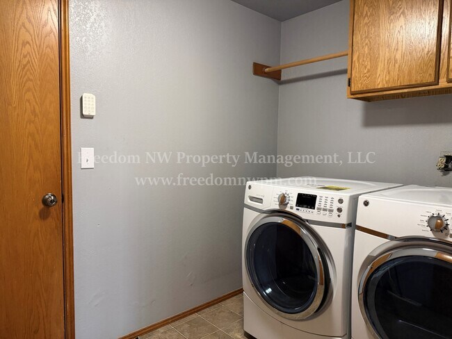 Building Photo - 6150 E Sarazen St SE