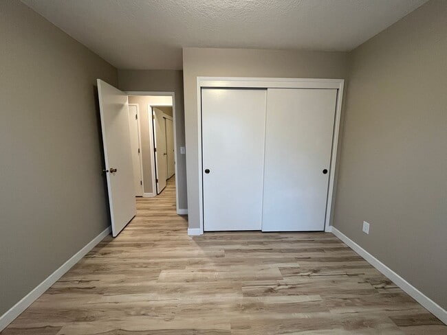 Building Photo - Spacious lower unit in refurbished duplex