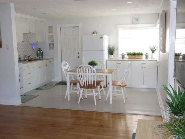 Building Photo - 402 W Ocean Ave