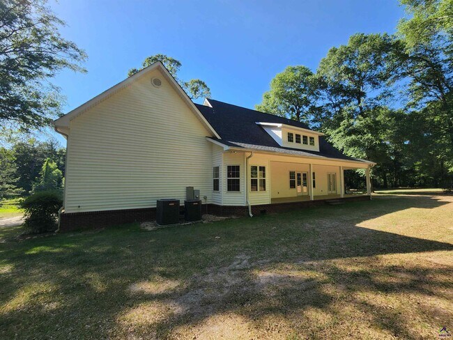 Building Photo - 225 Sandbed Rd