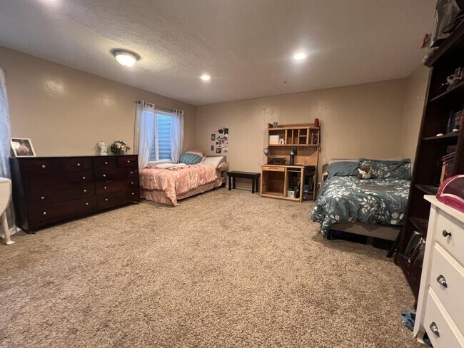 Building Photo - 2959 W Rim Rock Dr