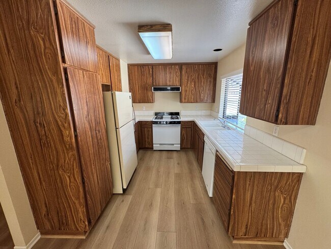 Building Photo - Beautiful 2+1.75 Upstairs Condo in Desirab...
