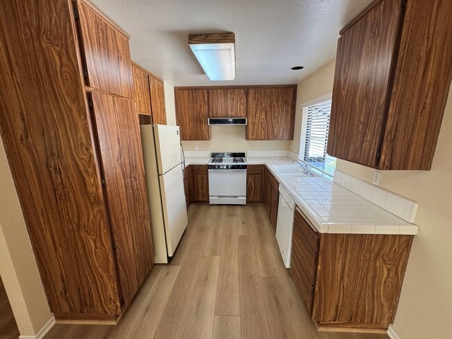 Building Photo - Beautiful 2+1.75 Upstairs Condo in Desirable Parkside Community **MOVE-IN SPECIAL!**