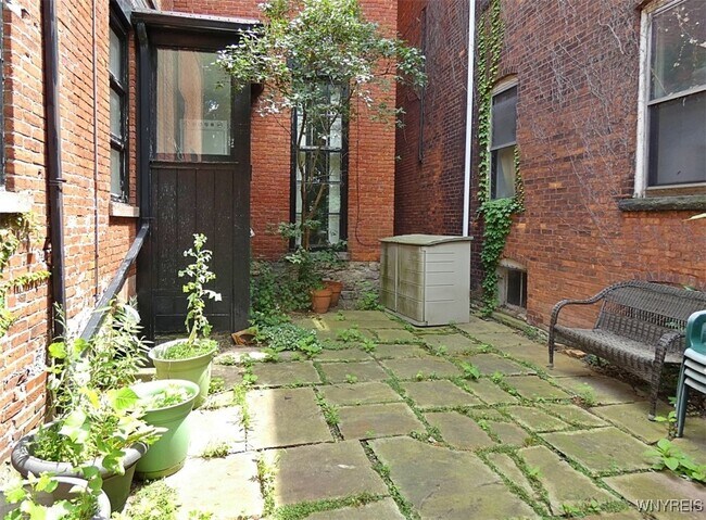 Building Photo - 522 Franklin St