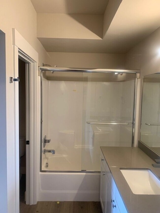 Building Photo - 3 Bed/3 Bath Modern and Luxurious Townhome in NE Bend