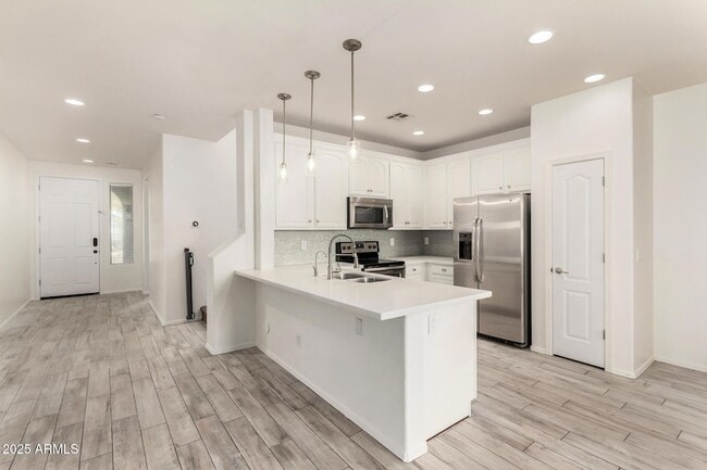 Building Photo - 21090 E Munoz St