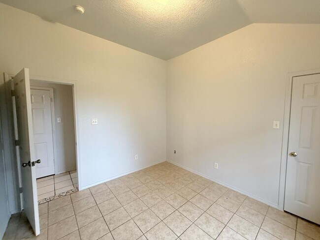 Building Photo - 3708 Gus Dr