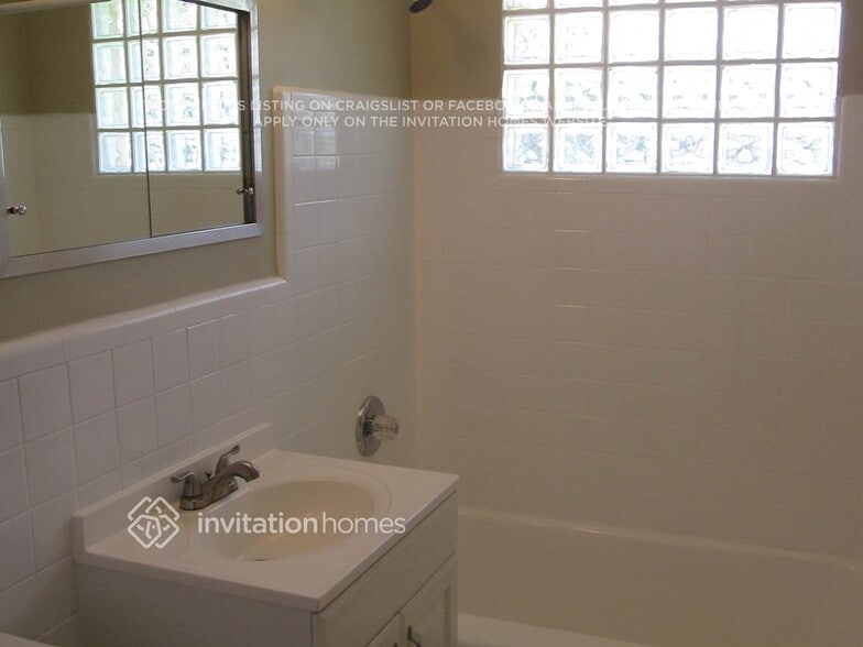 Building Photo - 940 SE 5th St