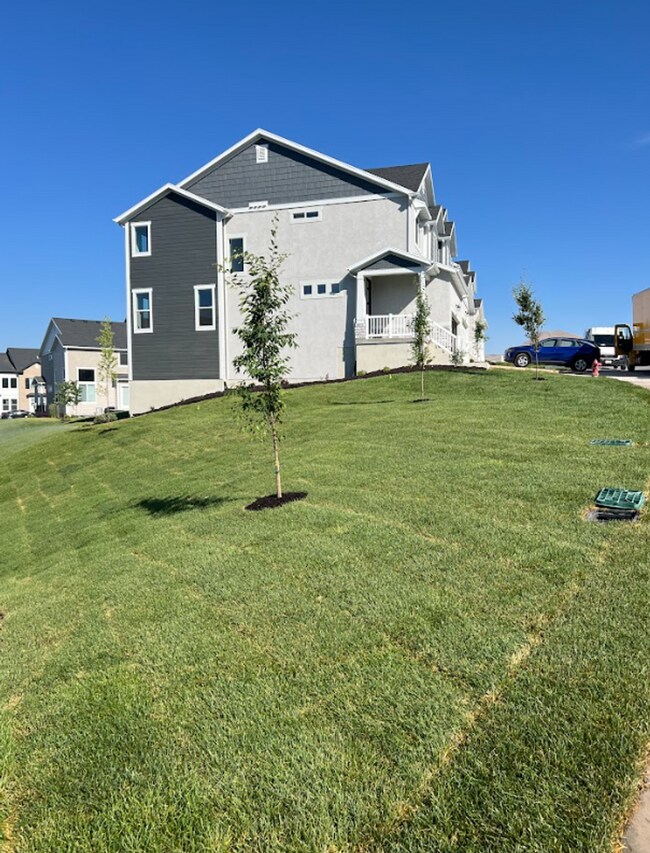 Building Photo - 1051 N Freeman Dr