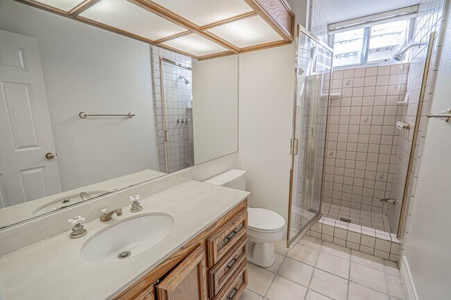 Building Photo - Old Orchard 1 - 4 Bedroom Home in Valencia!