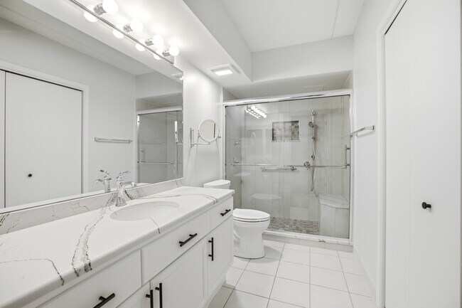 Building Photo - 650 S River Rd