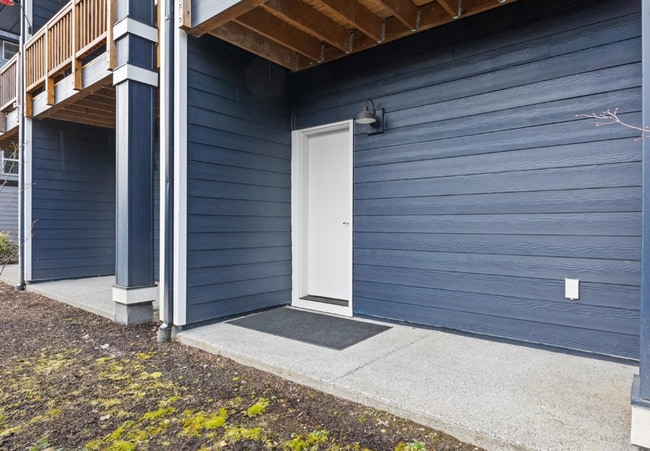 Building Photo - Stunningly Upgraded 2-Bed, 2.5-Bath Townho...
