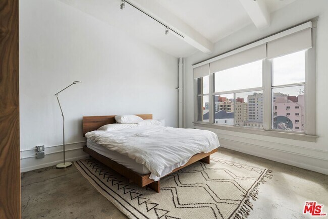 Building Photo - 814 S Spring St