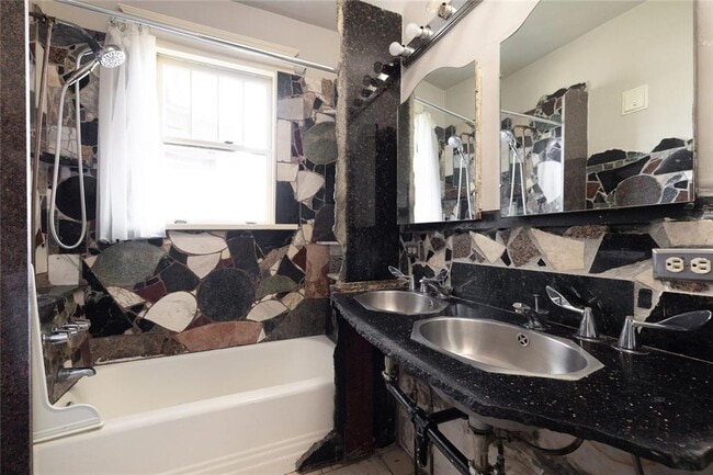 Building Photo - 300 Oxford Pl NE