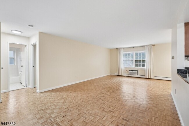 Building Photo - 135 S Maple Ave