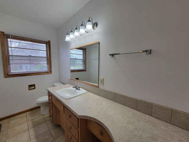 Building Photo - Great Home in quiet Waterloo Neighborhood