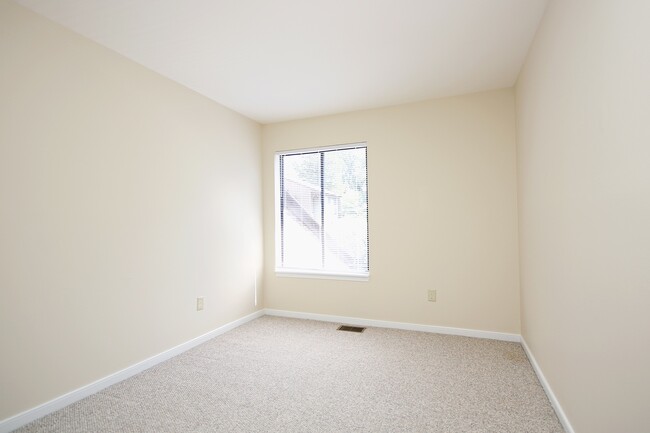 Building Photo - Pet Friendly Stonehenge Townhome With Base...