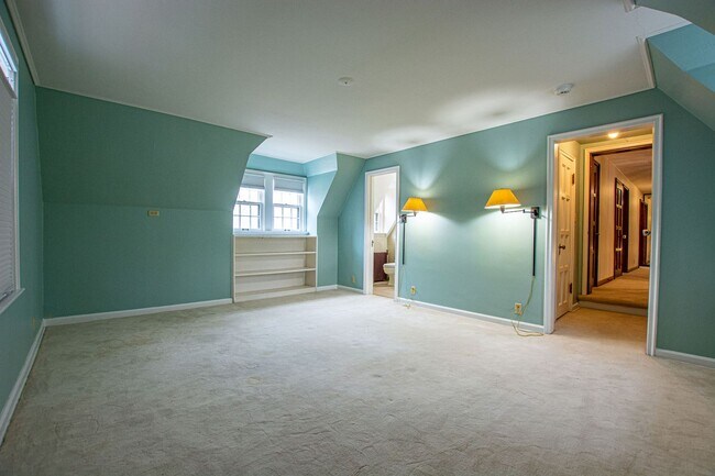 Building Photo - Gorgeous 5 Bedroom / 4.5 Bath Home located right off Happy Hollow Blvd!