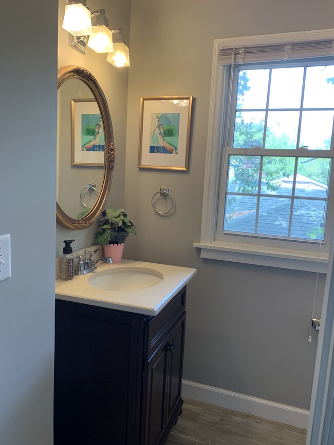Building Photo - Furnished 1 Bedroom on E 60th Street