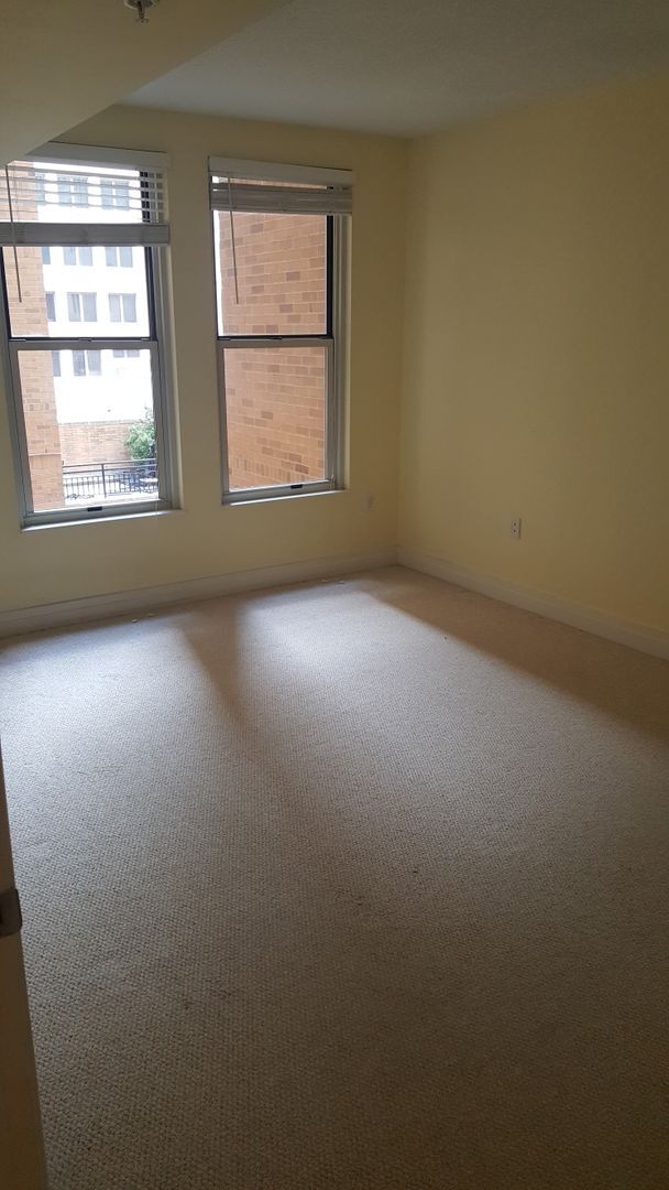 Building Photo - Updated 1 Bedroom Condo with Office and Ga...