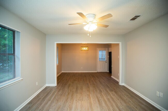 Building Photo - 307 Trumpler St