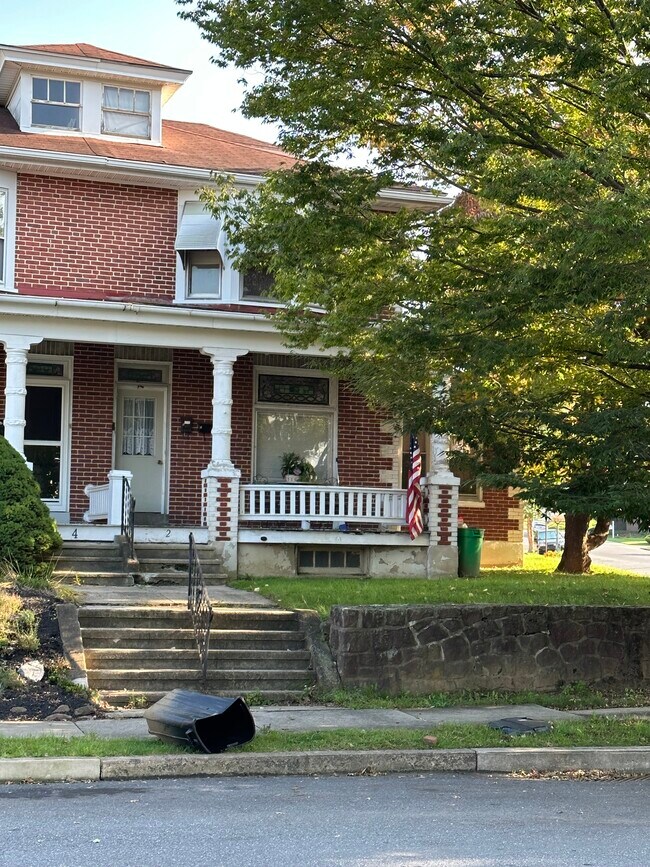 Building Photo - 2 E Elm St