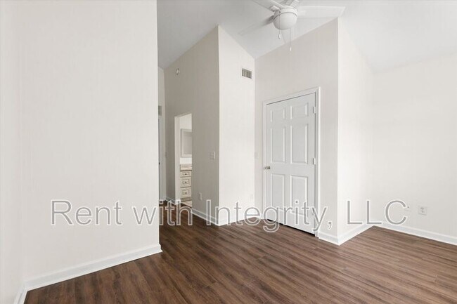 Building Photo - 735 Putnam Dr
