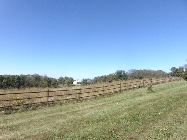 Building Photo - Majestic 3 Bed Mid MO Ranch!
