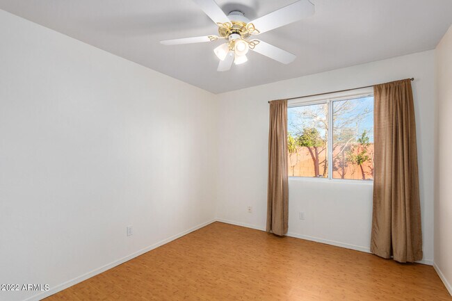 Building Photo - 525 N Val Vista Dr