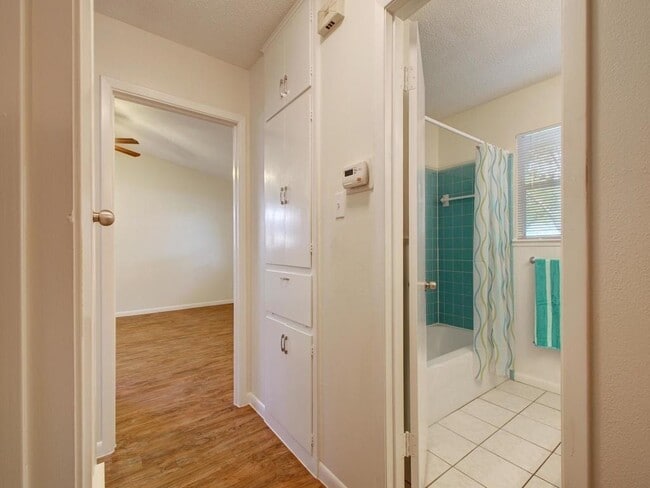 Building Photo - 8516 Hathaway Dr