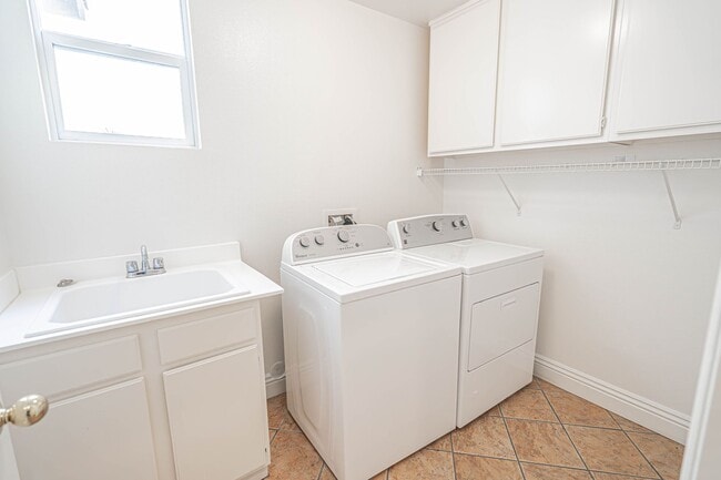 Building Photo - 4 Bedroom Home for Rent in Canyon Country!