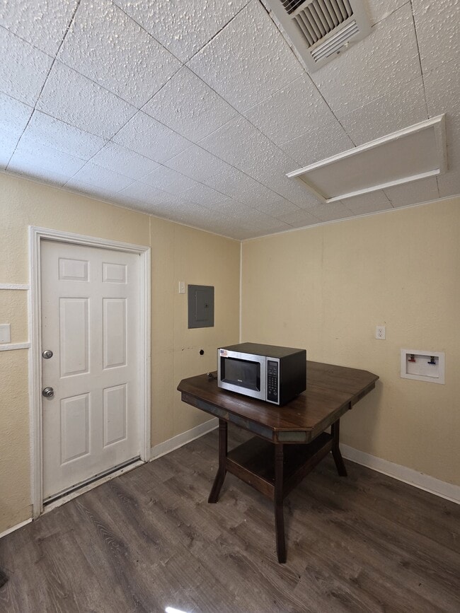 Building Photo - 401 W Dewey Ave