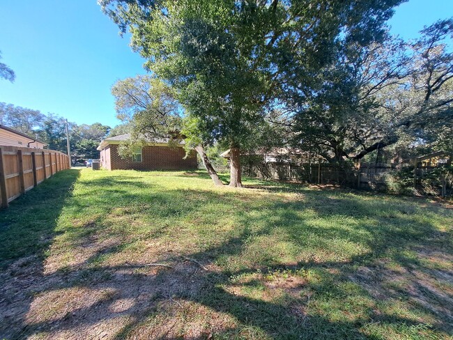 Building Photo - Charming 3/2  brick home with lawn mainten...