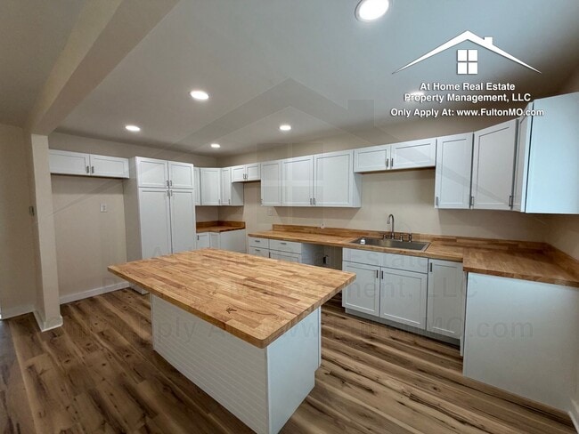 Building Photo - 703 W 7th St