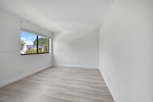 Building Photo - 185 Lakeview Dr