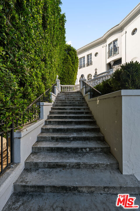 Building Photo - 6533 Cahuenga Terrace