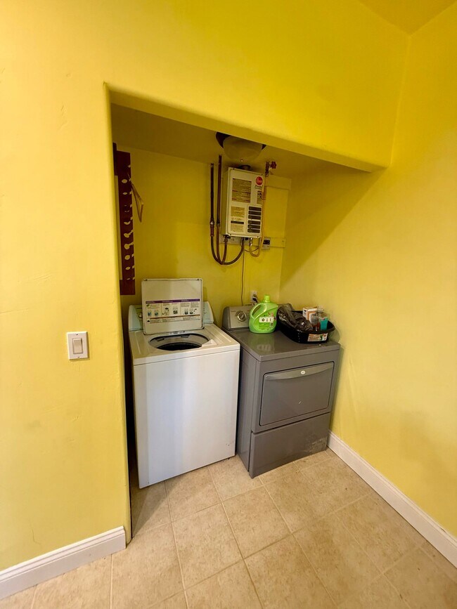 Building Photo - 14009 Bitney Springs Rd