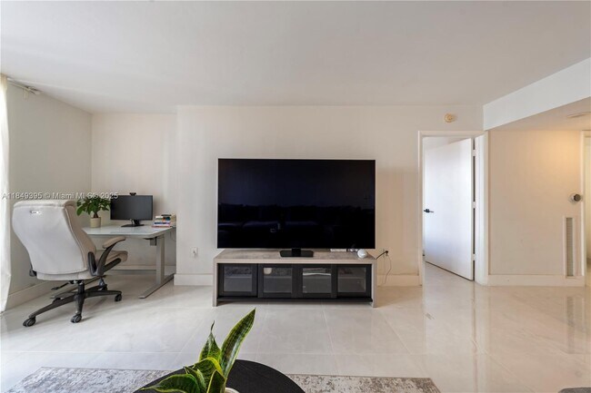 Building Photo - 540 Brickell Key Dr