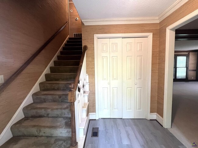 Building Photo - 136 River Knoll