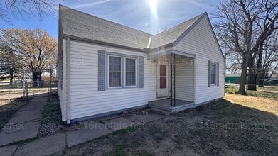 Building Photo - $950 2 bedroom / 1 bathroom - Single Family Home