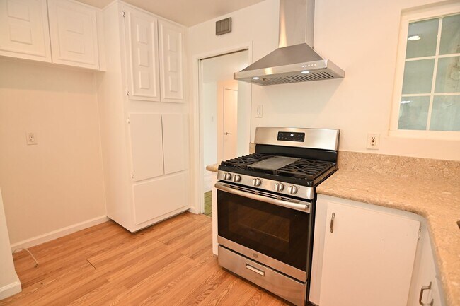 Building Photo - 5659 Lathrop Dr