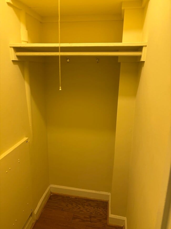 Building Photo - New Updated Spacious Studio