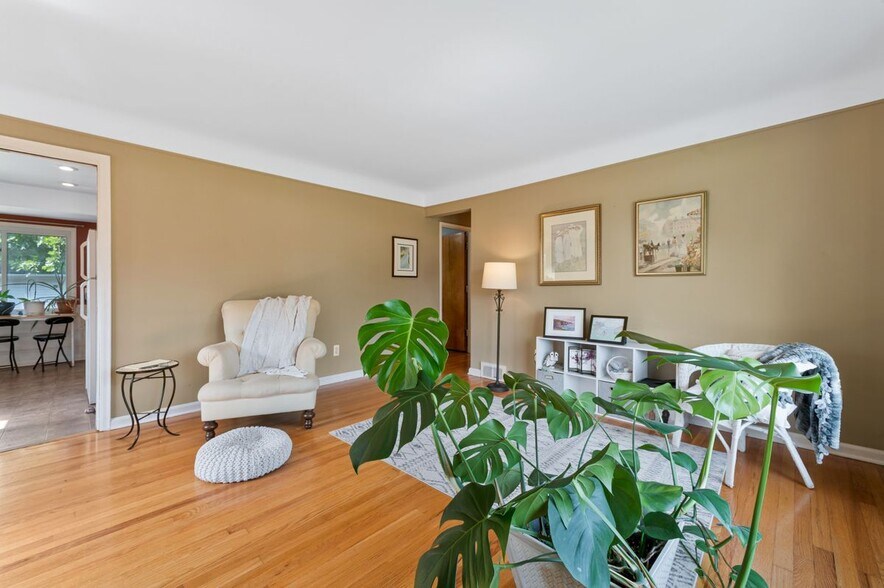 Building Photo - 437 W Sunnybrook Dr