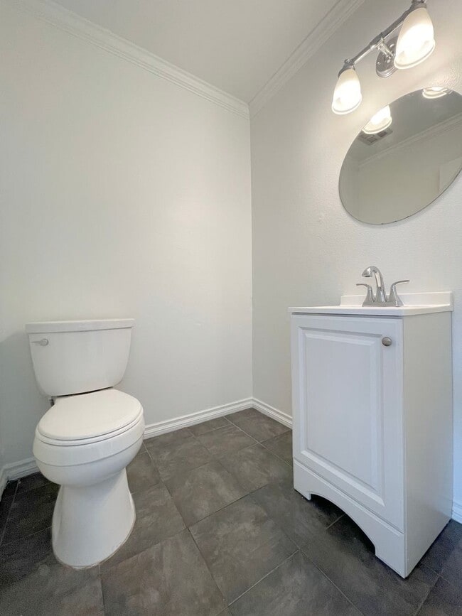 Building Photo - 3 Bed + 1.5 Bath + 2 Car Garage