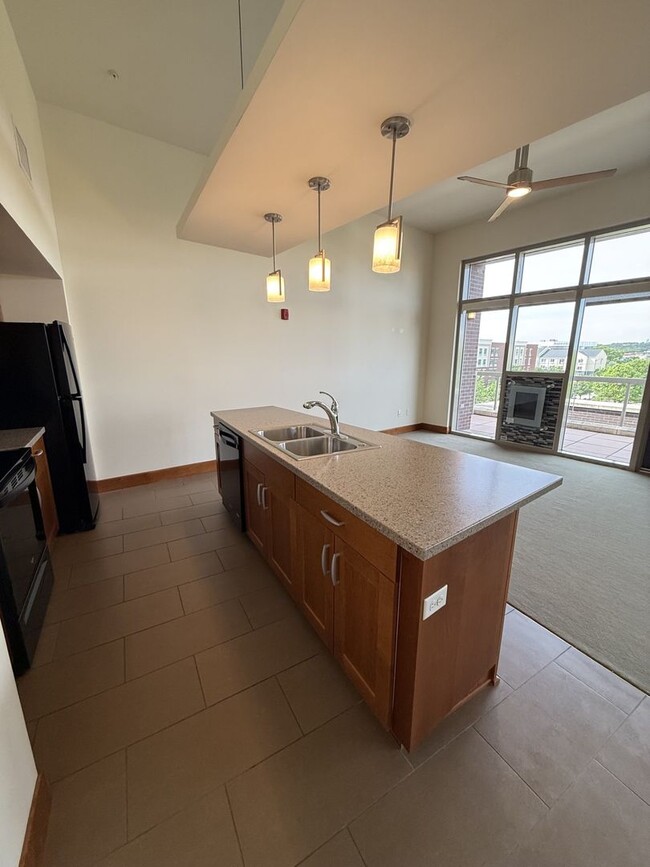 Building Photo - Luxury Apartment