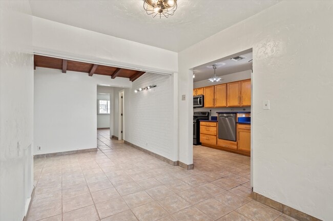 Building Photo - 2348 E Drachman St