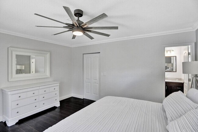 Building Photo - 2600 NE 52nd Ct