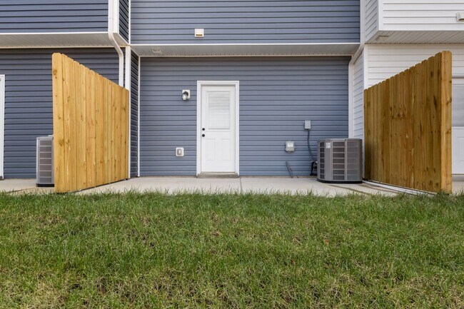 Building Photo - Large 2 Bedroom Luxury Townhome For Rent Near Billy Dunlop Park!