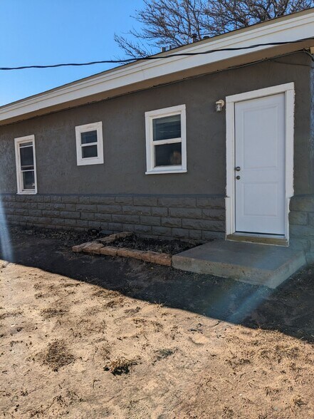 Building Photo - 2711 5th Ave