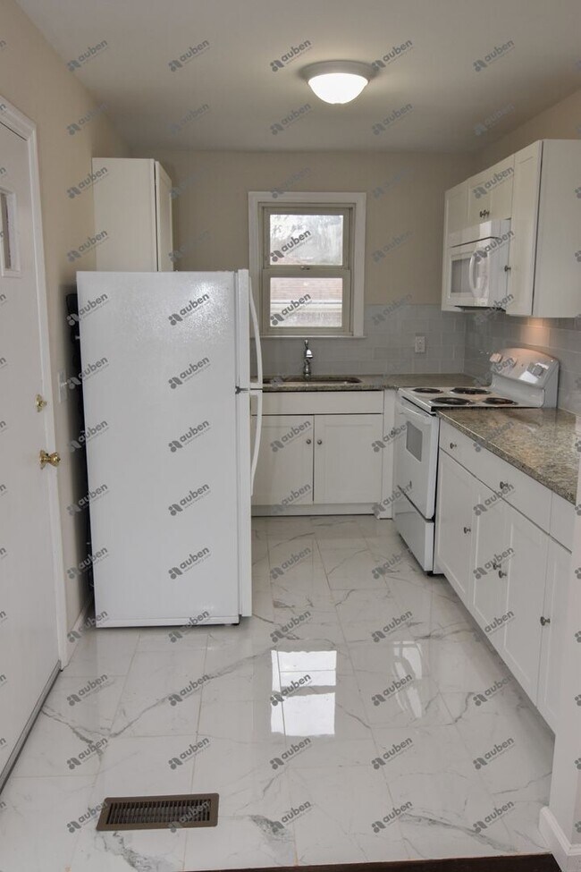 Building Photo - Coming Soon!! 3 Bedroom 1 Bath Home